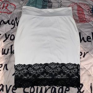Bebe, black and white skirt never worn no tags size large